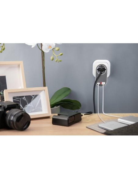 Cargador enchufable USB universal con dos puertos USB-A y enchufe integrado