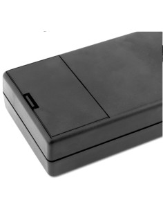CAJA UNIVERSAL NEGRA 102x60x26 mm. CON PORTAPILAS 2