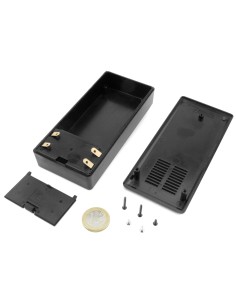 CAJA PLASTICO UNIVERSAL NEGRA 131X60X29mm CON PORTAPILAS & AIREACION 2